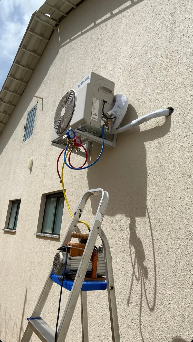Condensadora na fachada com instrumentos de manutenção conectados pela equipe Climacool